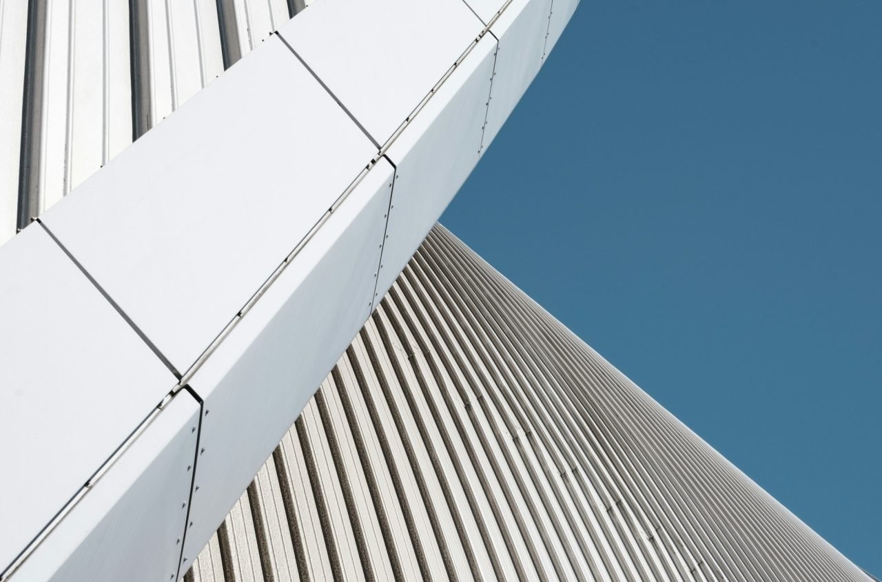 minimalistic-contemporary-curved-building.jpg